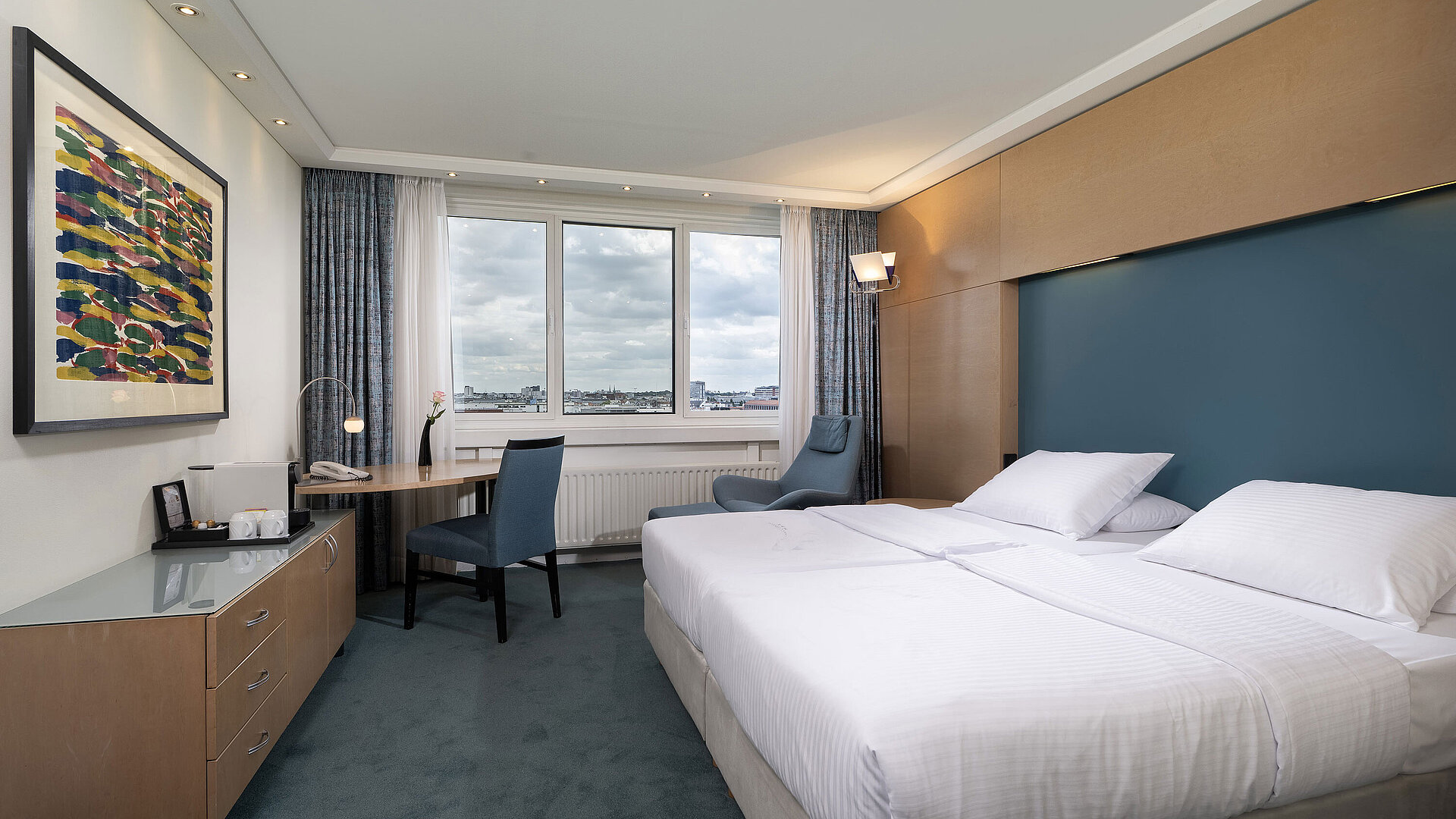 Superior Zimmer Superior Zimmer mit Doppelbett, Schreibtisch, Sessel und weitem Blick über Berlin im Maritim proArte Hotel