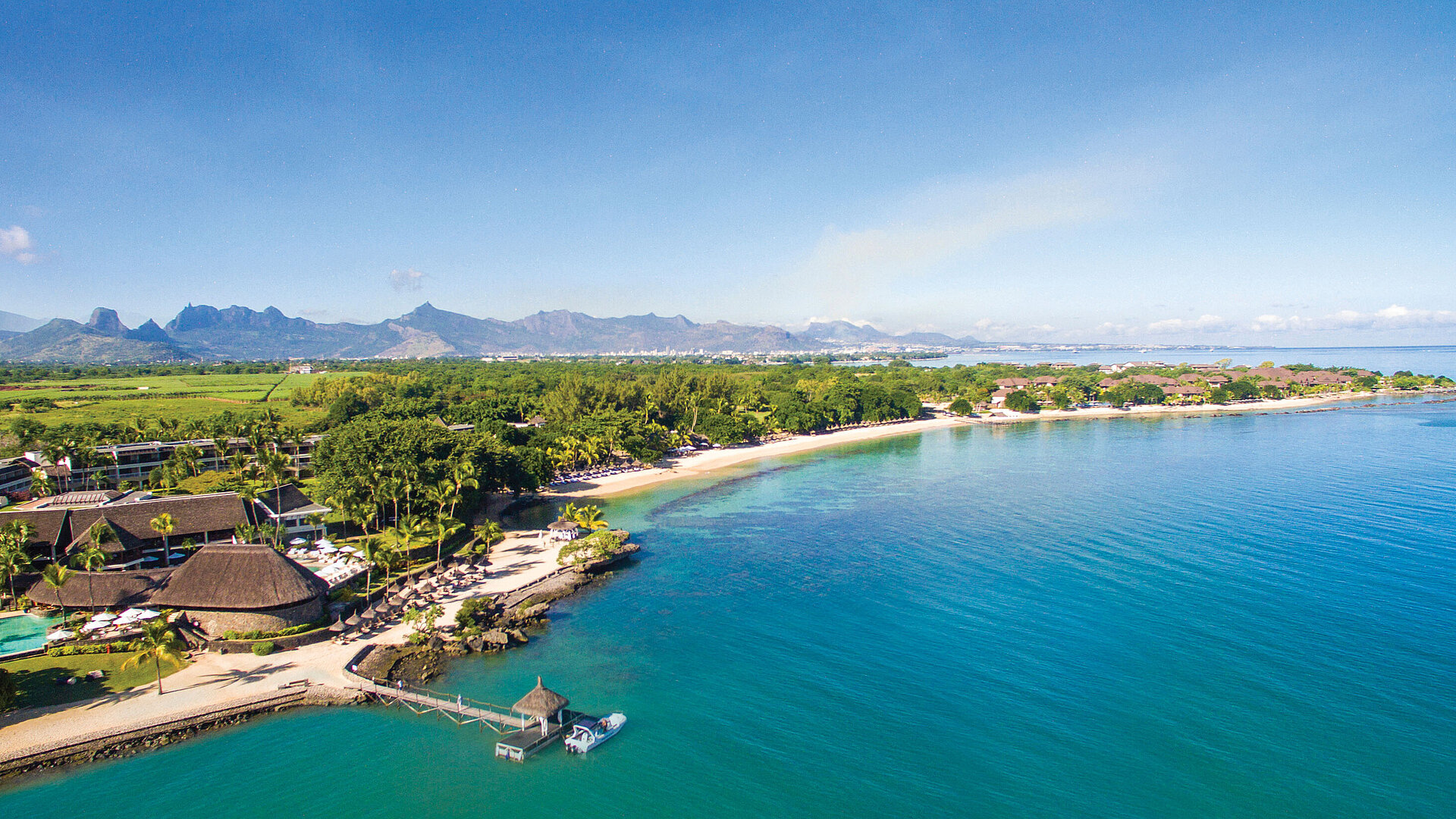 Außenansicht der Hotelanlage Das Maritim Resort & Spa Mauritius bietet eine atemberaubende Aussicht auf den Strand und das klare, tropische Wasser