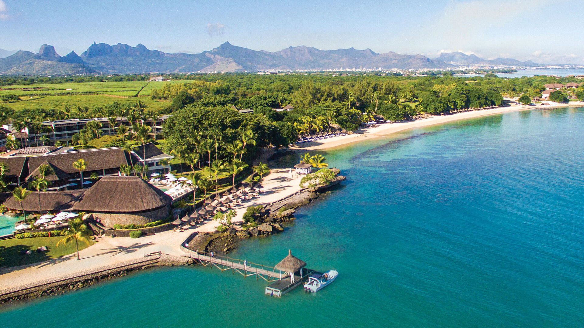 Außenansicht der Hotelanlage Das Maritim Resort & Spa Mauritius bietet eine atemberaubende Aussicht auf den Strand und das klare, tropische Wasser