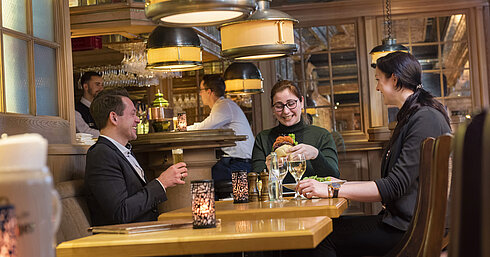 Bier- und Weinstube "Kölsche Stuff" Gäste genießen eine Mahlzeit und Getränke in der Bier- und Weinstube "Kölsche Stuff" in gemütlicher Atmosphäre.