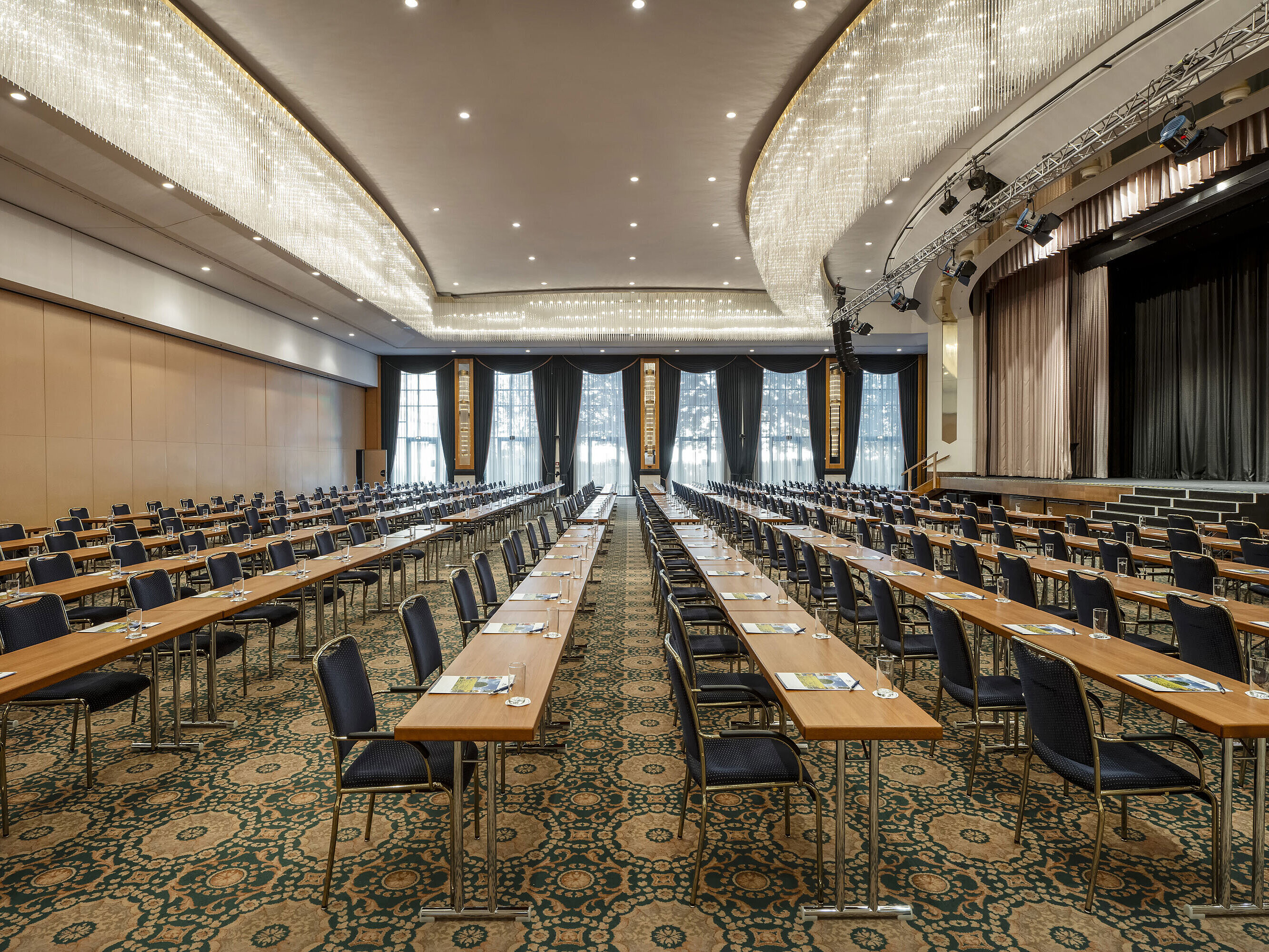 Saal Maritim Prächtiger Saal Maritim im Maritim Hotel Magdeburg mit Bühne, Reihenbestuhlung und luxuriösem Kronleuchter.