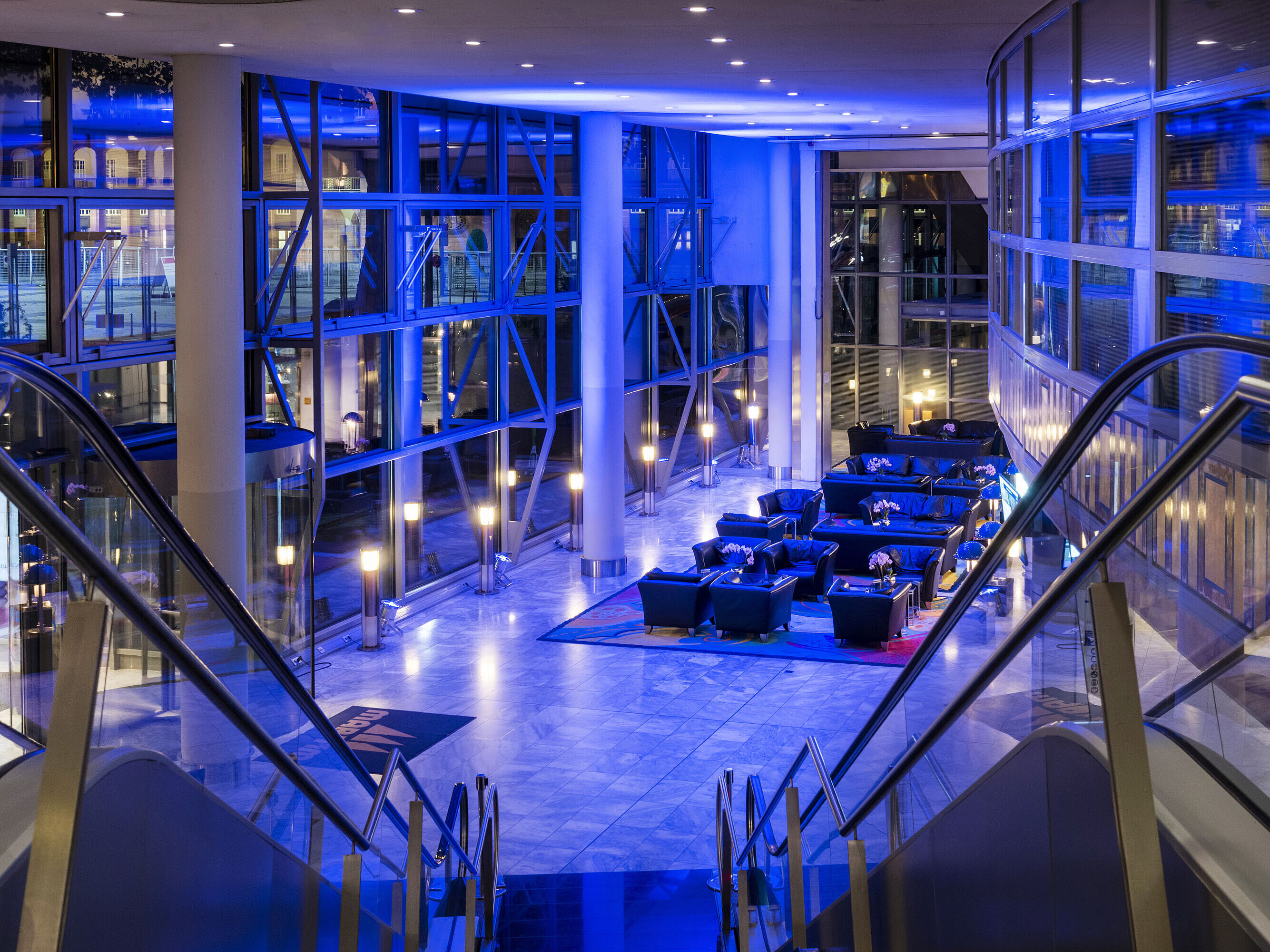 Lobby Modern beleuchtete Lobby des Maritim Hotel Frankfurt bei Nacht mit stilvollen Sitzbereichen.