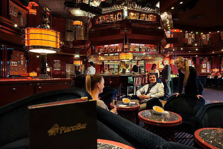 Pianobar Gäste genießen die Atmosphäre in der Pianobar des Maritim Hotels Magdeburg.