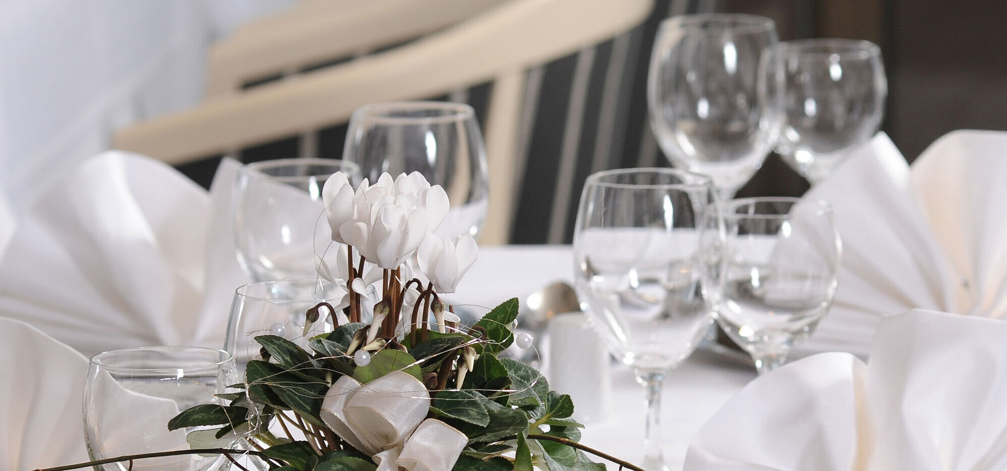 Detailansicht Restaurant Elegant gedeckter Tisch für Veranstaltungen im Maritim Hotel Bad Homburg.
