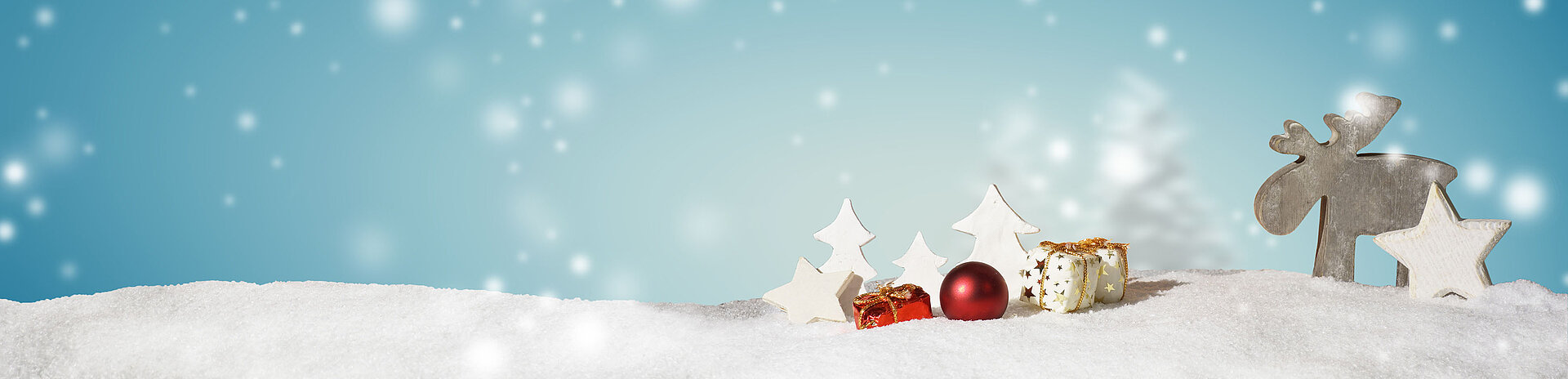 © pattilabelle - AdobeStock.com Winterliche Deko mit Elch, Tannenbäumen und Weihnachtskugeln im Schnee