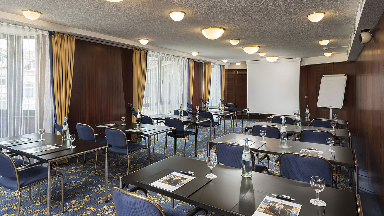 Salon Maritim Heller Seminarraum im Maritim Hotel Bad Homburg mit Tageslicht und moderner Ausstattung.