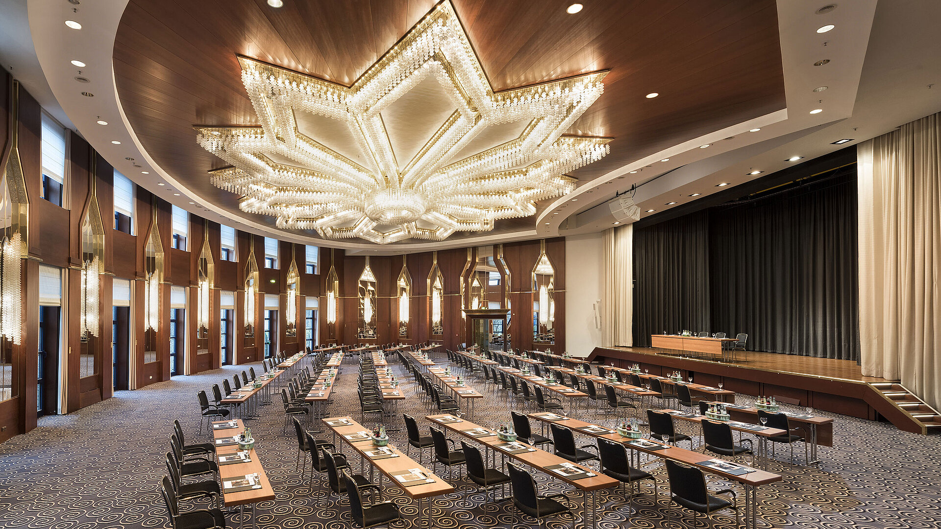 Saal Beethoven Parlament Das Bild zeigt den prächtigen Saal Beethoven im Maritim Hotel Bonn, eingerichtet für Konferenzen oder Veranstaltungen.