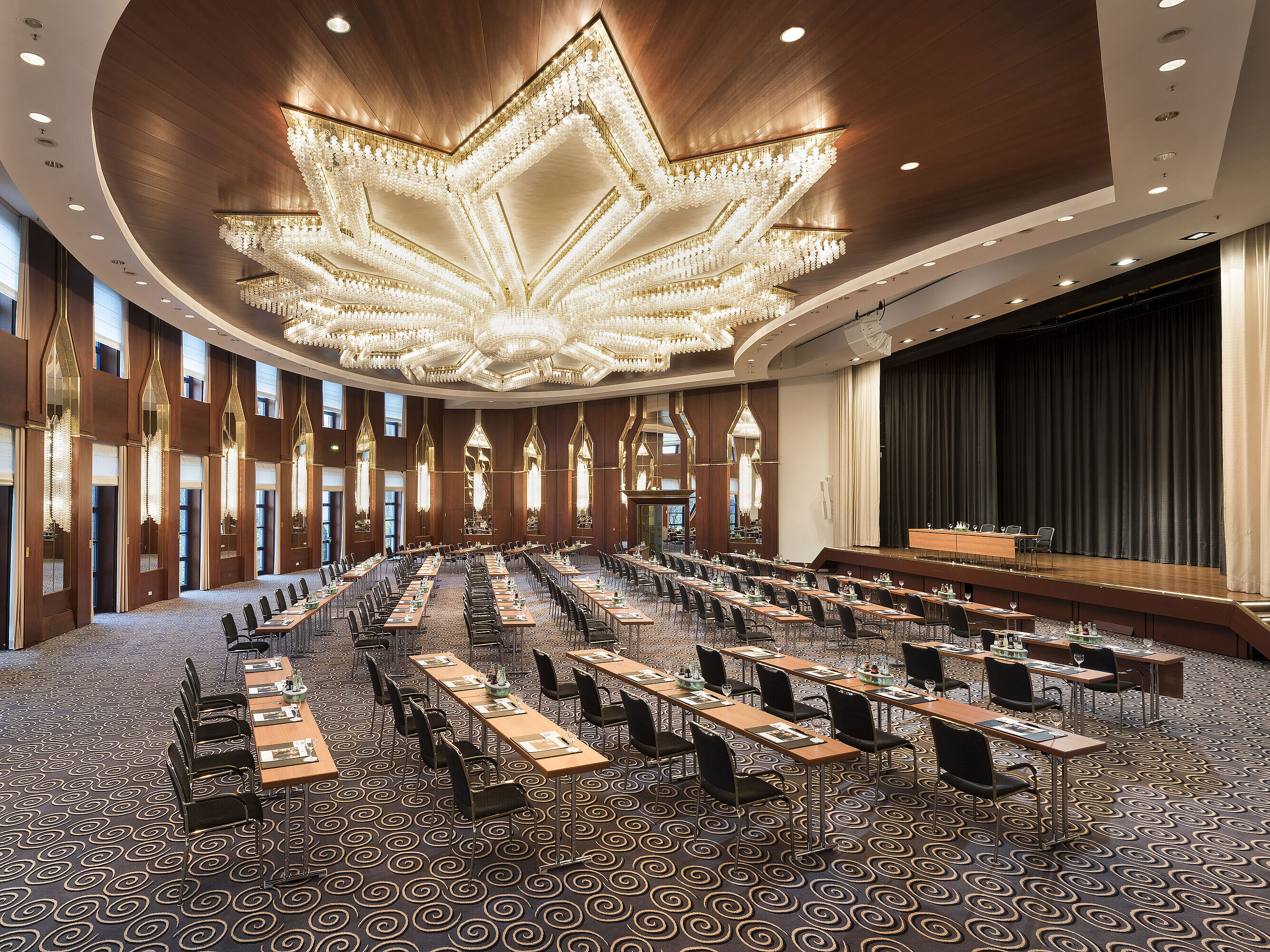 Saal Beethoven Parlament Das Bild zeigt den prächtigen Saal Beethoven im Maritim Hotel Bonn, eingerichtet für Konferenzen oder Veranstaltungen.