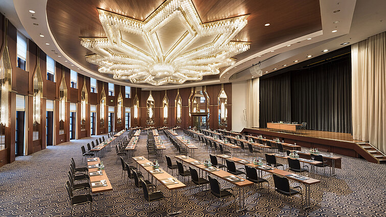 Saal Beethoven Parlament Das Bild zeigt den prächtigen Saal Beethoven im Maritim Hotel Bonn, eingerichtet für Konferenzen oder Veranstaltungen.