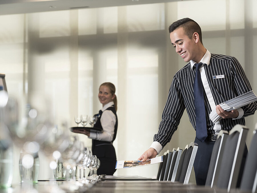 Maritim Tagungsservice Freundliches Serviceteam im Maritim Hotel Bad Homburg bereitet Tagungsraum vor.