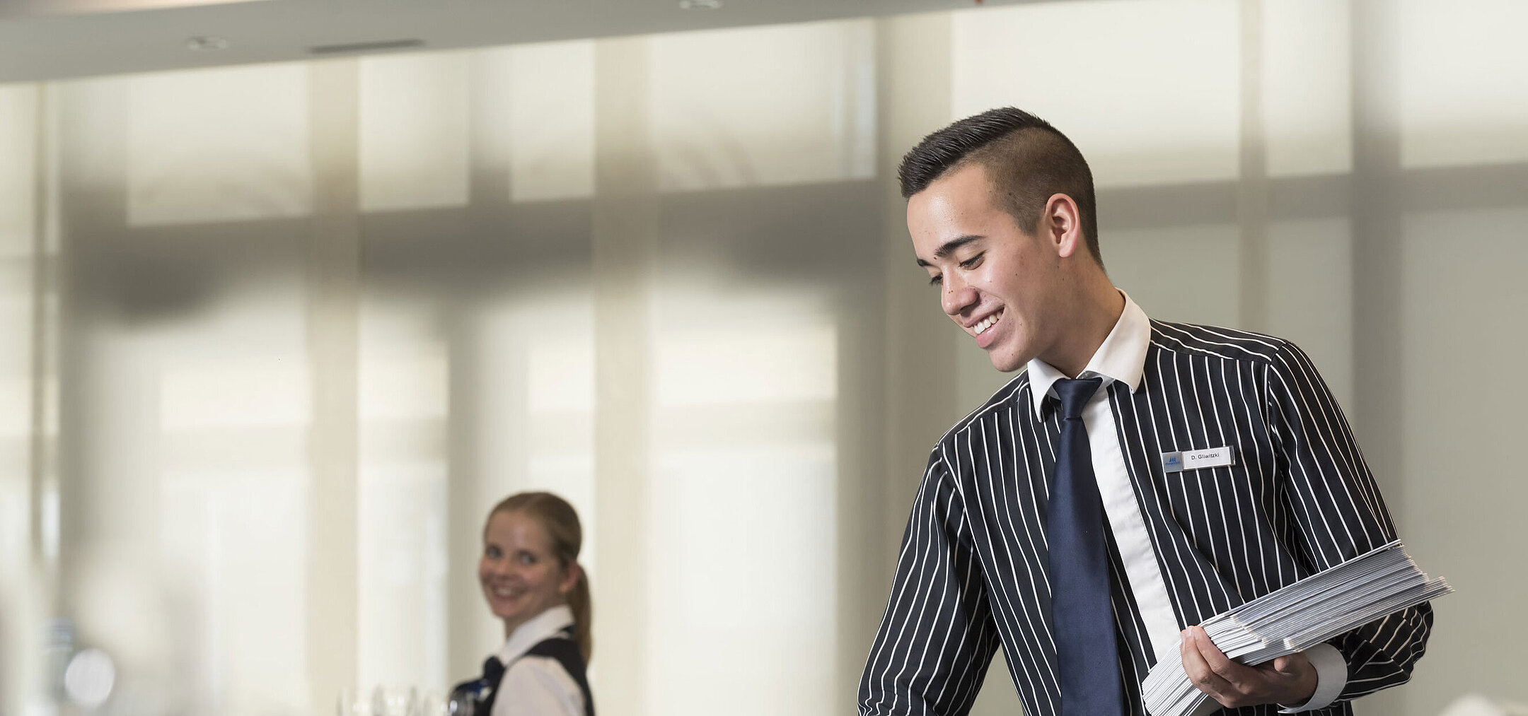 Maritim Tagungsservice Freundliches Serviceteam im Maritim Hotel Bad Homburg bereitet Tagungsraum vor.