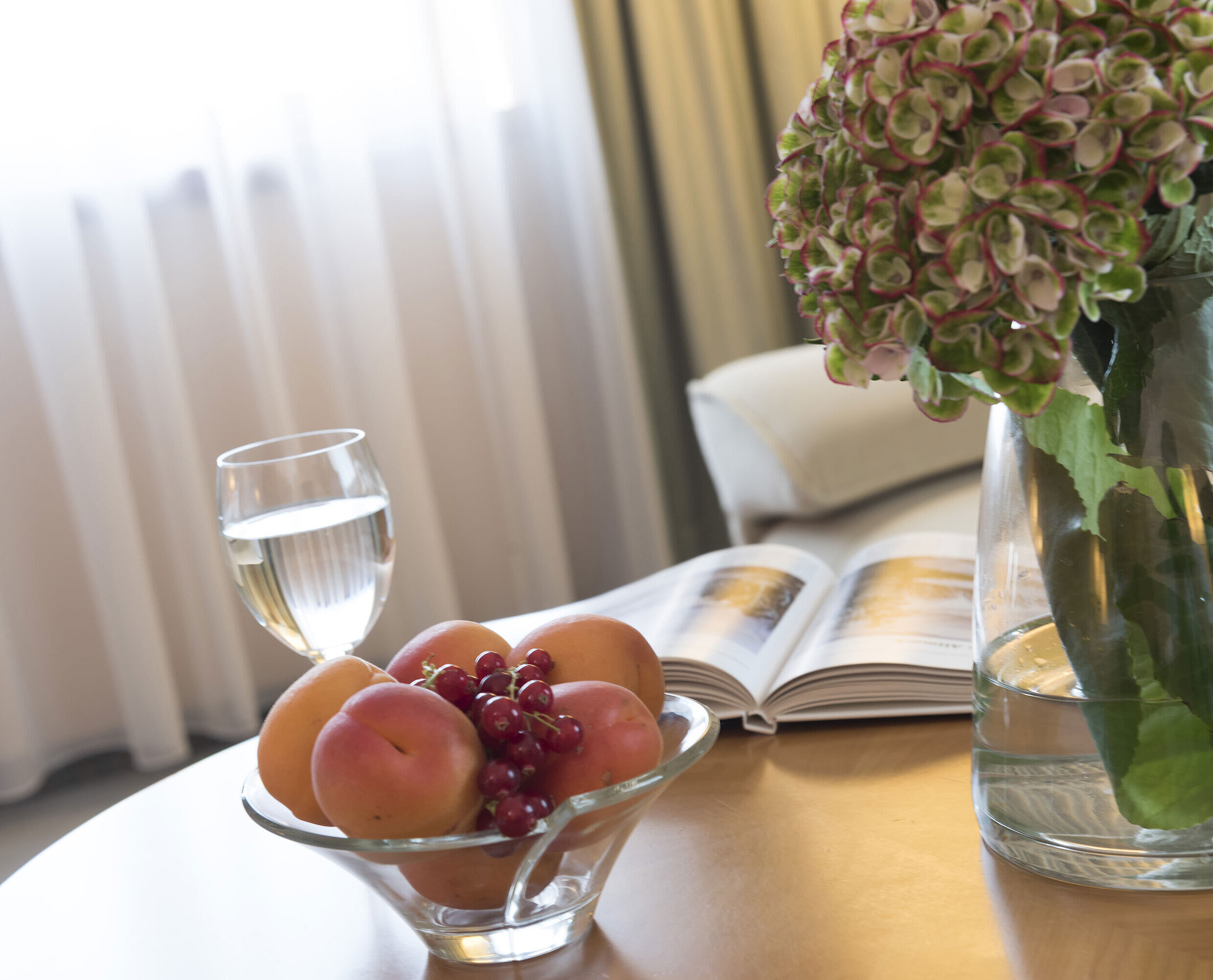 Studio Glas Wasser, Obstschale und Vase mit Hortensie auf dem Tisch im Maritim Hotel Magdeburg