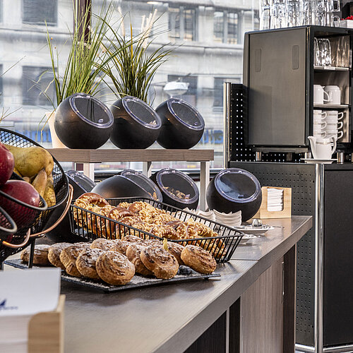 Kaffeepause Tagung: Vielfältiges Kaffee- und Snackangebot im Maritim Hotel Magdeburg mit frischen Backwaren, Obst und modernen Kaffeemaschinen.