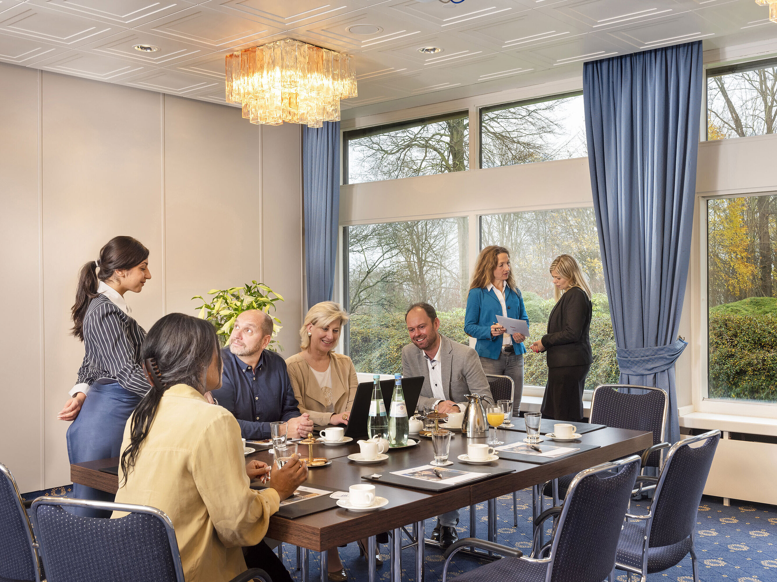 Salon Flensburg Salon Flensburg im Maritim Hotel Kiel, eine Gruppe von Menschen bei einer Besprechung, freundlicher Service und große Fenster.