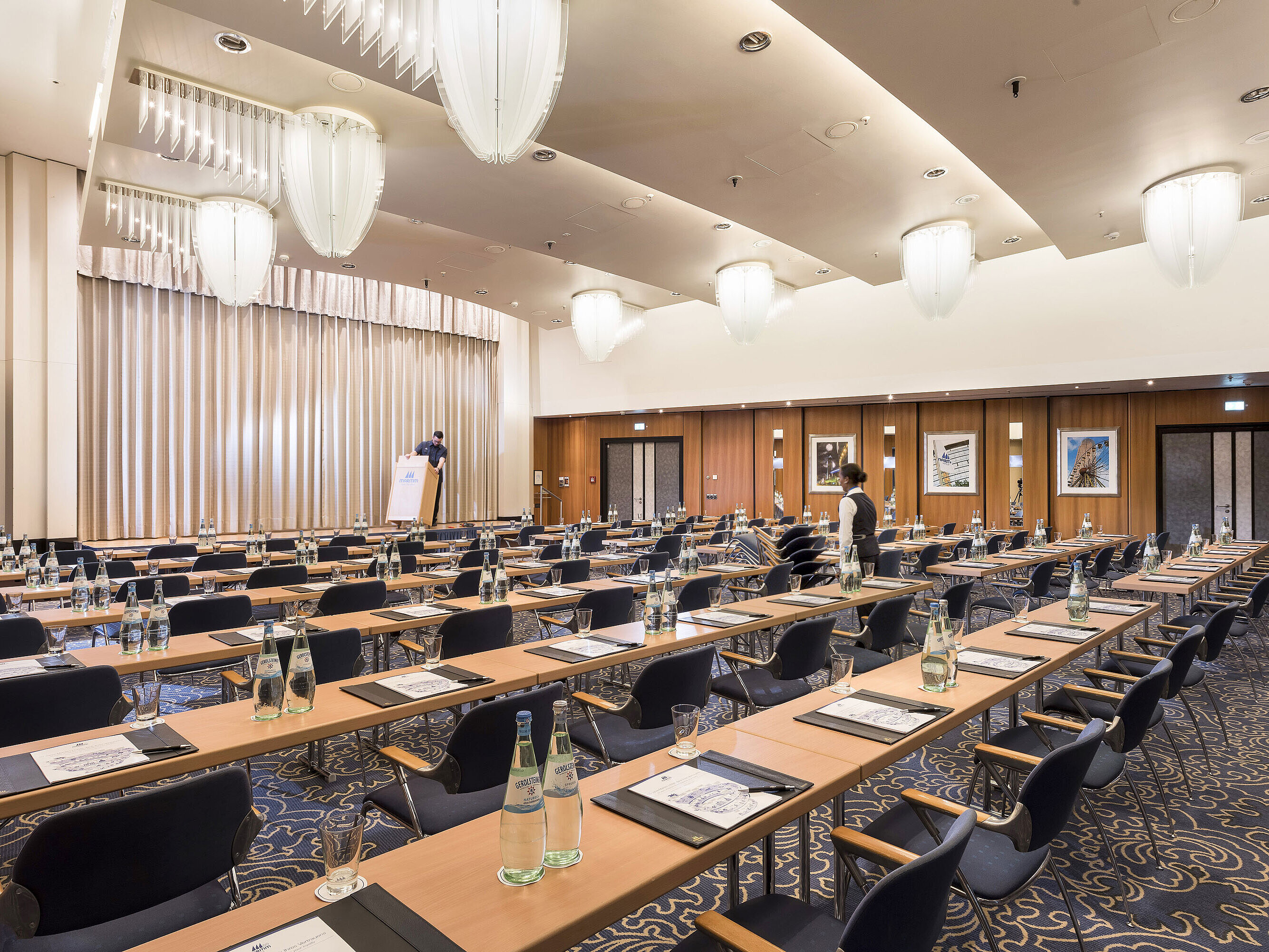 Saal Maritim III Großer Konferenzraum im Maritim Hotel Frankfurt mit Reihenbestuhlung, Bühne und moderner Ausstattung.