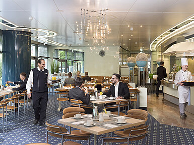 Restaurant "Ambiente" mit Front Cooking Gäste genießen das Frühstück im stilvollen Restaurant Ambiente im Maritim Hotel Frankfurt.
