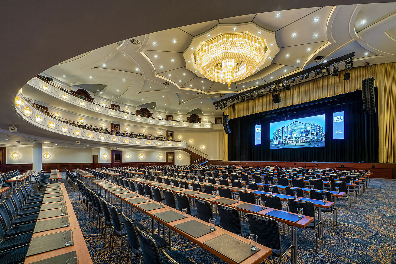 Saal Maritim Großer Saal im Maritim Hotel Köln mit Bühne, Kronleuchter und Reihenbestuhlung