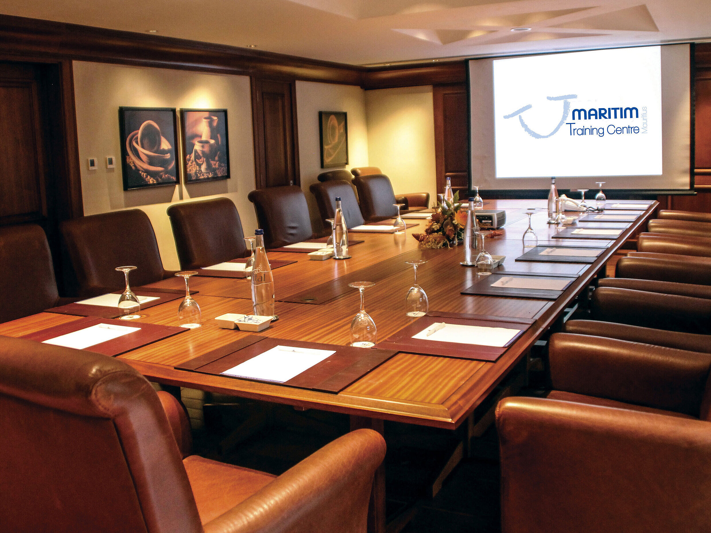 Tagungsraum Der Tagungsraum im Maritim Hotel ist gut ausgestattet mit einem großen Konferenztisch und einem Projektor