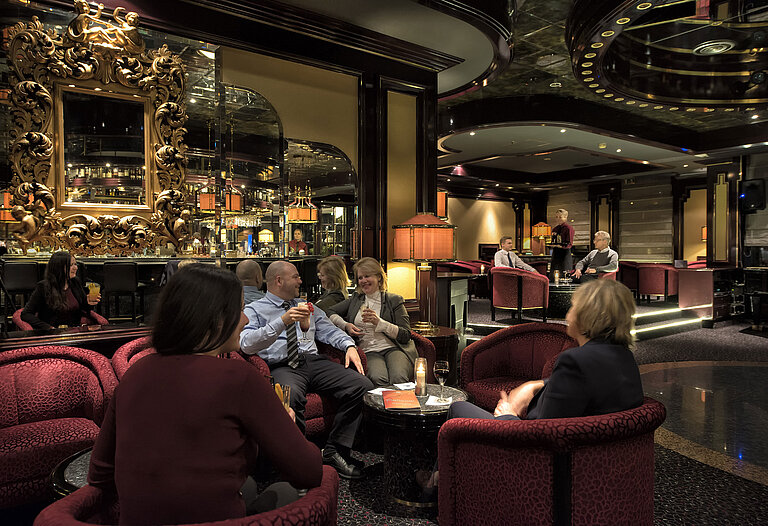 Pianobar Gäste entspannen in der stilvollen Pianobar des Maritim Hotels Bonn bei Drinks und angenehmer Atmosphäre.