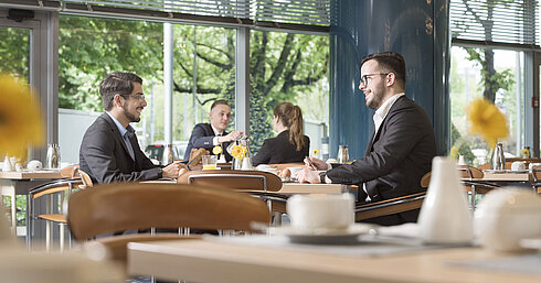 Restaurant "Ambiente" mit Front Cooking Gäste genießen ein entspanntes Frühstück im lichtdurchfluteten Restaurant Ambiente im Maritim Hotel Frankfurt.
