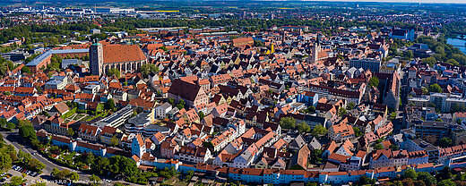 © GDMpro-S.R.O. - AdobeStock Luftaufnahme von Ingolstadt mit Altstadt, roten Dächern und markanter Kirche an einem sonnigen Tag