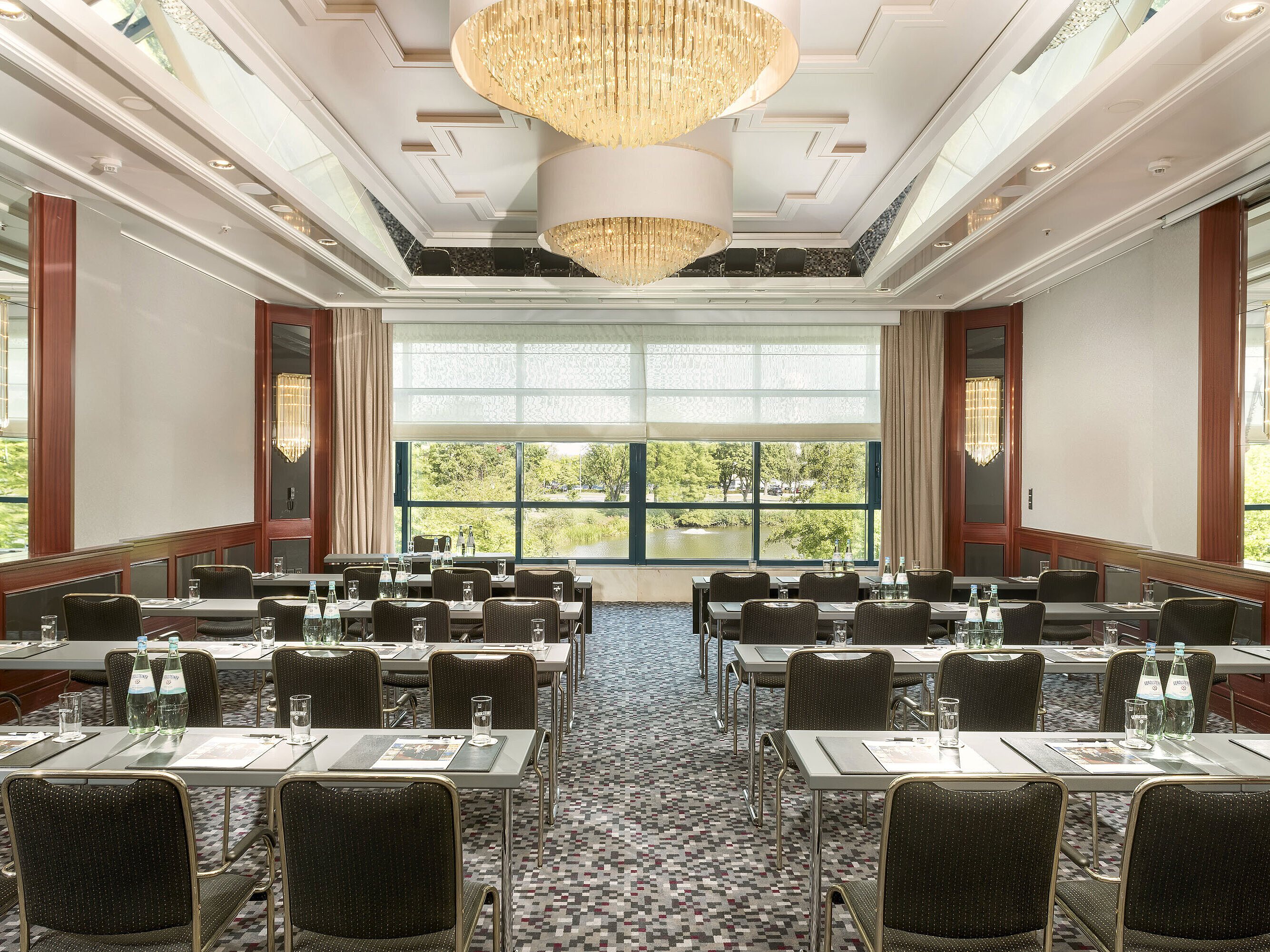 Salon Herrenhausen Moderner Tagungsraum im Maritim Hotel Hannover mit elegantem Design, Tageslicht und Blick ins Grüne.