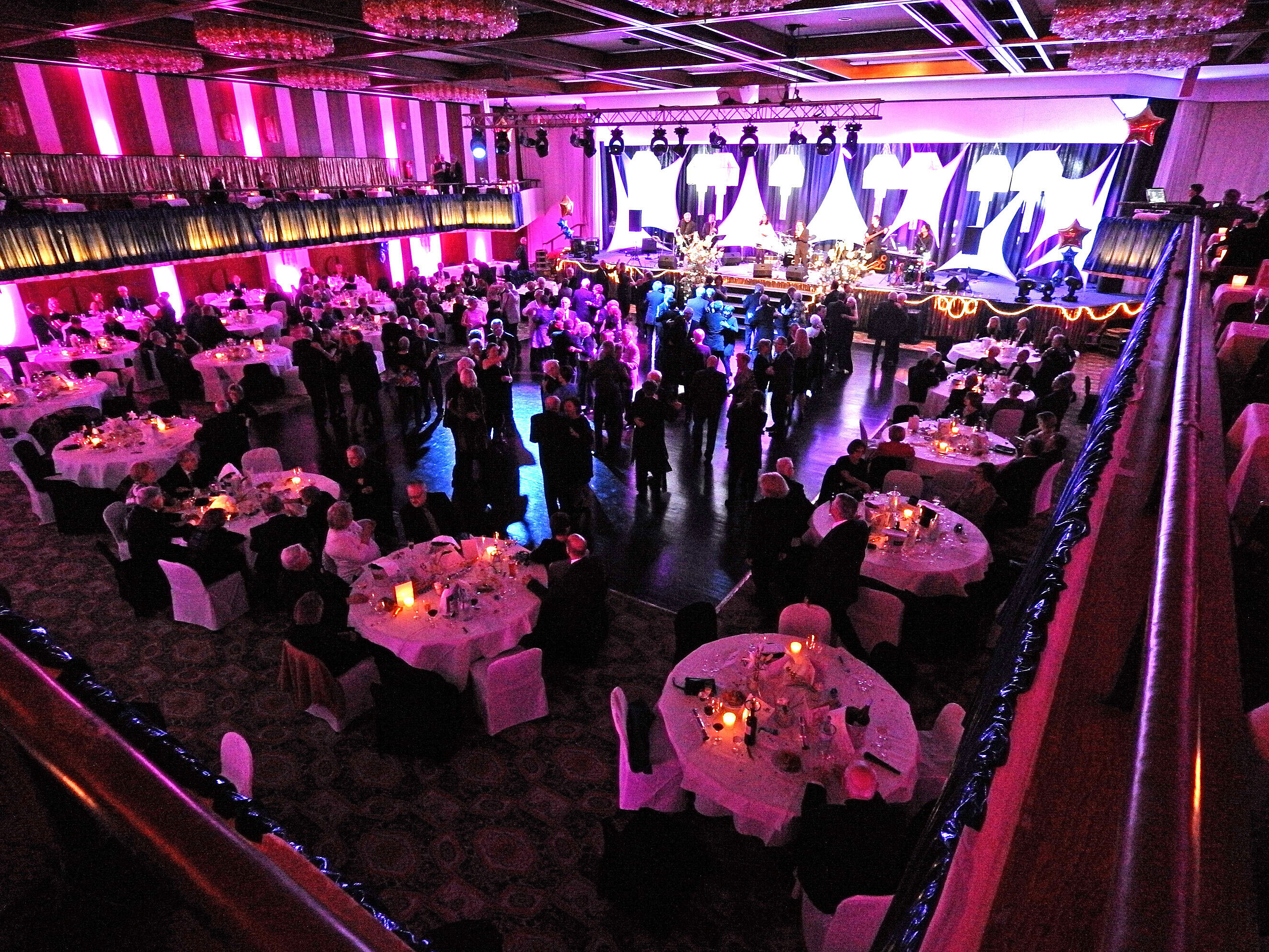Abendveranstaltung Abendliche Veranstaltung mit Bühne und Bankettbestuhlung im festlich beleuchteten Saal des Maritim Hotel Travemünde