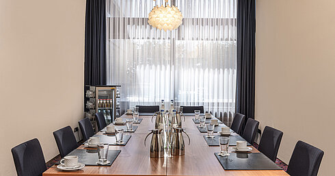 Salon Bad Pyrmont Kleiner Konferenzraum mit Fensterfront, Tageslicht und Getränkestation im Maritim Hotel Travemünde