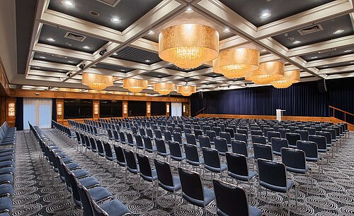 Saal Maritim Stuhlreihen Eleganter Saal im Maritim Hotel Darmstadt mit Reihenbestuhlung, Kronleuchtern und idealer Ausstattung für Events.