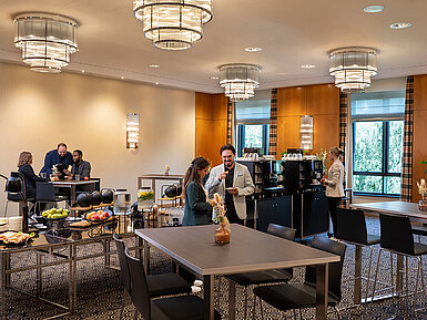 Konferenzraum Dubai Kaffeepause mit Snacks und Drinks im Tagungsbereich des Maritim Hotel Düsseldorf