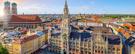 © f11photo - AdobeStock.com Blick auf den Marienplatz in München mit dem Neuen Rathaus und der Frauenkirche an einem sonnigen Tag