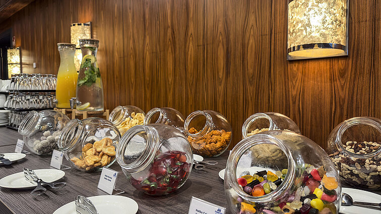 Kaffeepause Auswahl an Süßigkeiten, Nüssen und Trockenfrüchten in Gläsern mit Getränken bei einer Kaffeepause im Maritim Hotel Darmstadt.