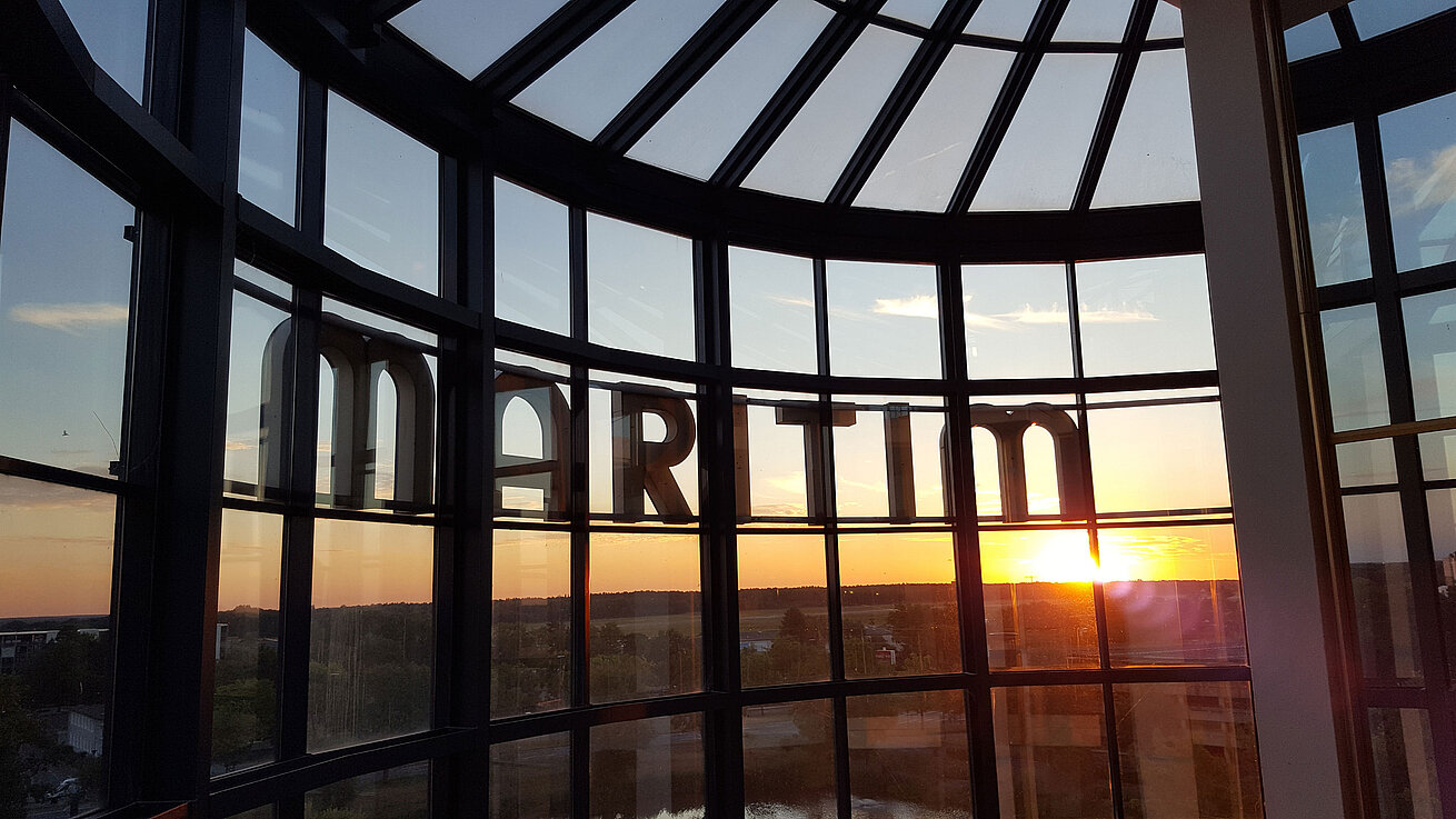 Maritim Hotels Spektakuläre Aussicht auf den Sonnenuntergang durch die Glasfassade des Maritim Hotel Hannover.