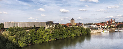 Außenansicht Congress Centrum Würzburg mit Blick auf den Main, Altstadt und markante Türme im Hintergrund