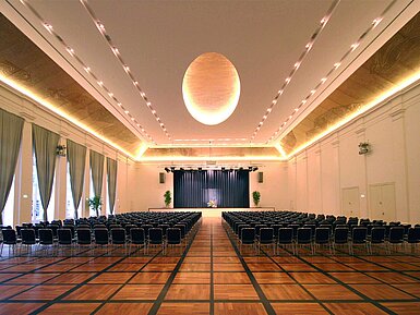 Festsaal Eleganter Festsaal im Maritim Hotel Fulda mit Bühne, stilvoller Beleuchtung und Bestuhlung für Veranstaltungen.