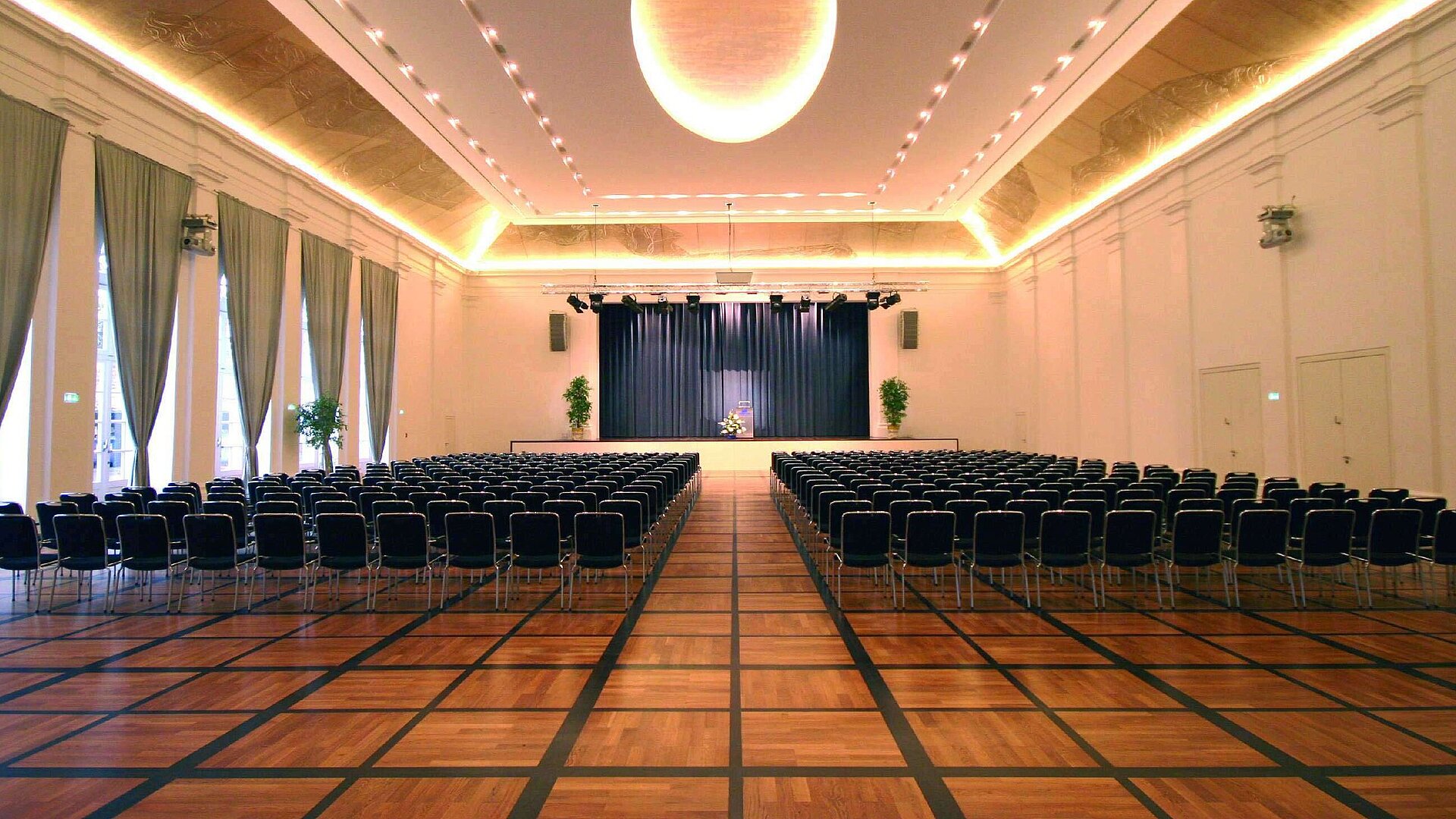 Festsaal Eleganter Festsaal im Maritim Hotel Fulda mit Bühne, stilvoller Beleuchtung und Bestuhlung für Veranstaltungen.