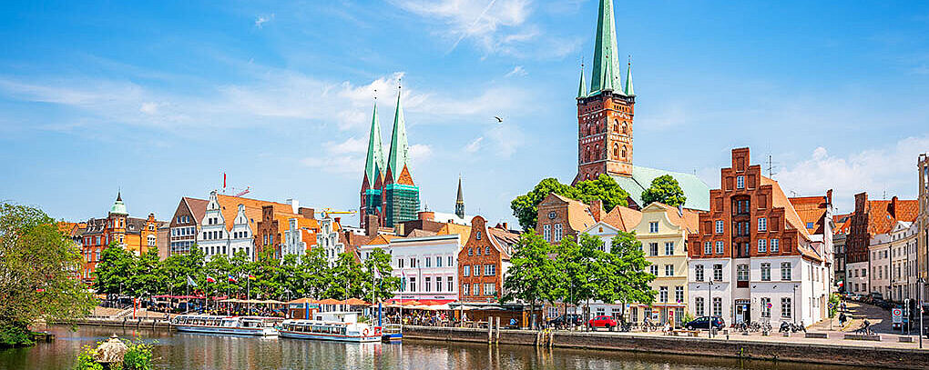 © Shambhala - Adobestock.com Blick auf die Altstadt von Lübeck mit Trave und Marienkirche