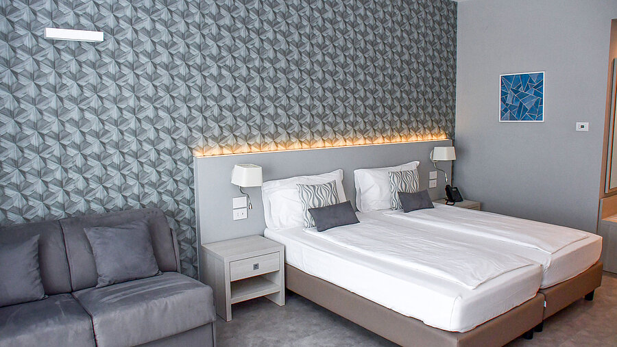 Superior Zimmer Großzügiges Zimmer im Maritim Resort Calabria mit Twin-Bett, Sofa und stilvoller Wandgestaltung
