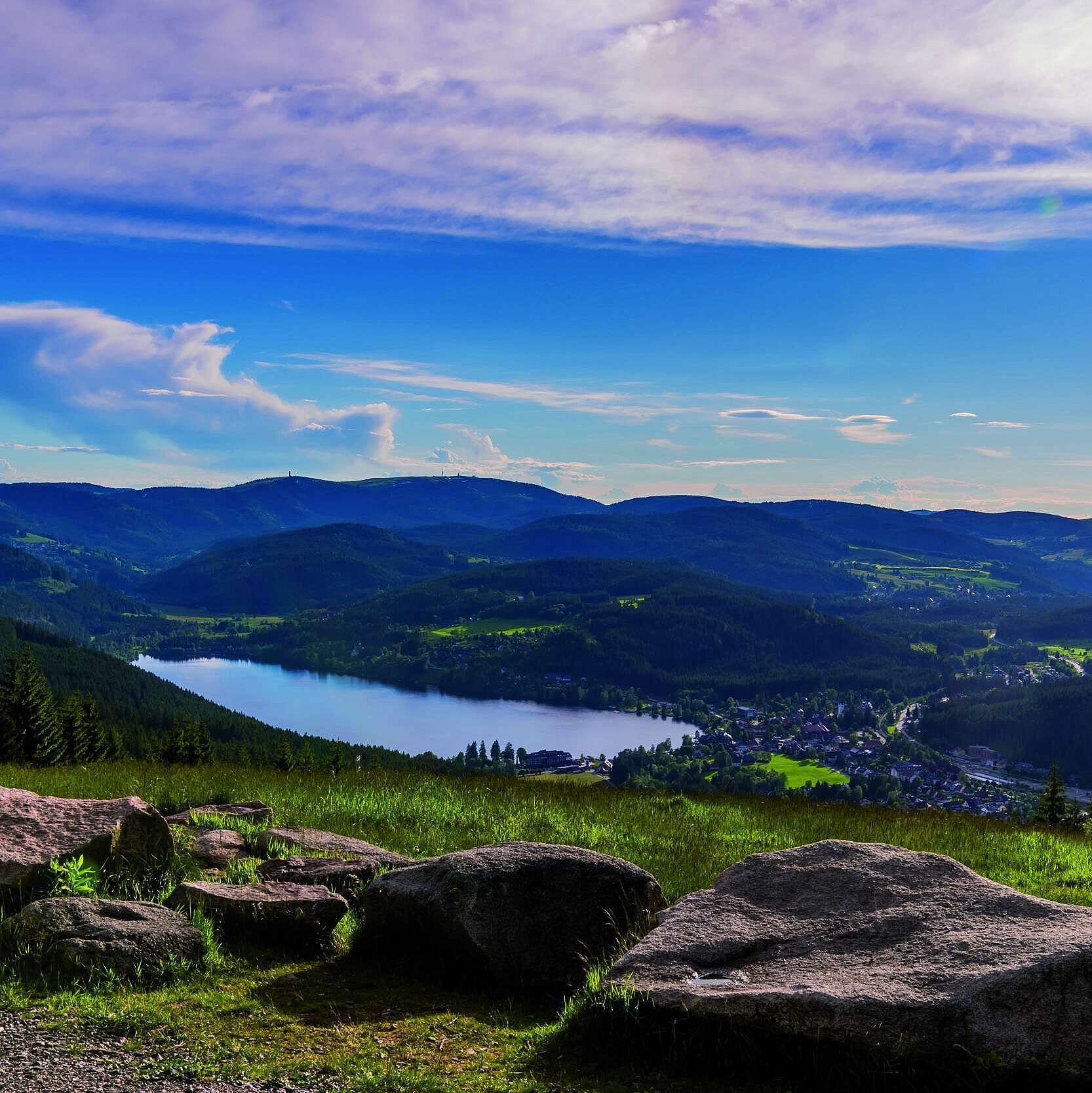 Landschaft mit Titisee Weitblick auf den Titisee und den Schwarzwald vom Hochfirst mit Wiesen, Felsen und bewaldeten Hügeln