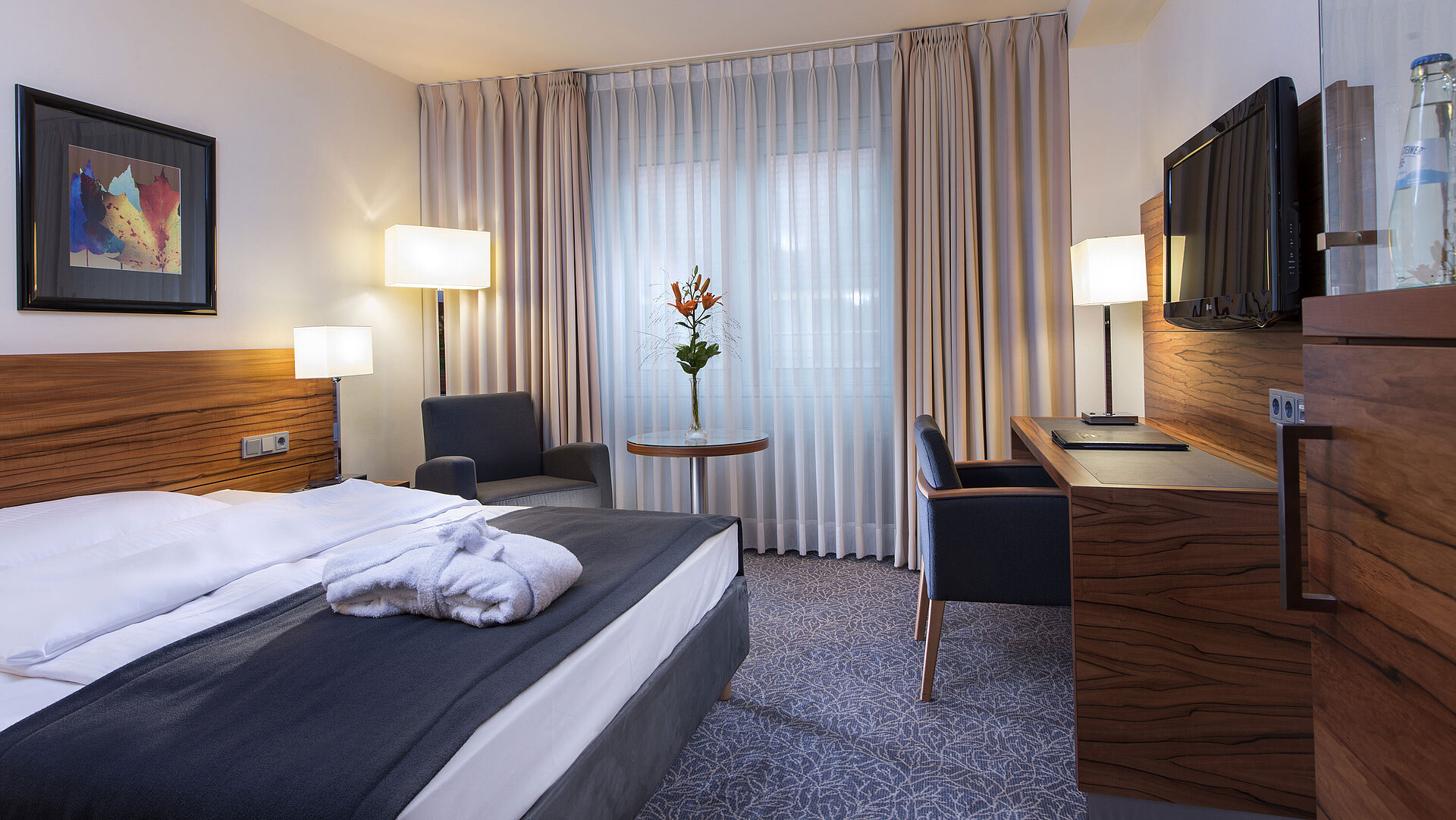 Superior Zimmer Modernes Doppelzimmer im Maritim Hotel München. Komfortabel ausgestattet mit großem Bett, Arbeitsplatz und Lesesessel.
