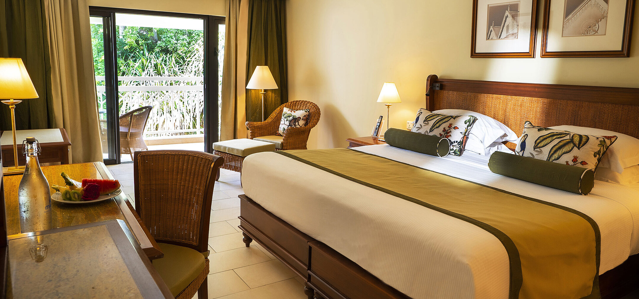 Deluxe Zimmer Elegantes Hotelzimmer mit Balkon, Schreibtisch, Sitzbereich und Blick ins Grüne