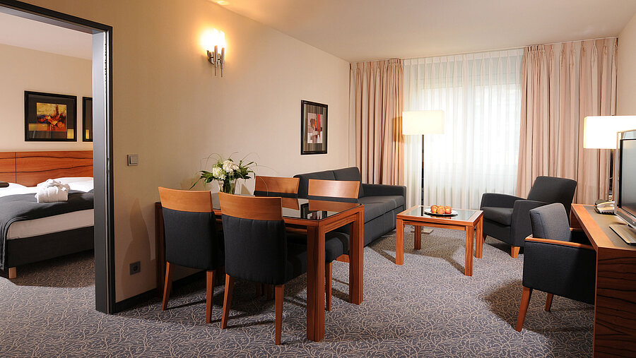 Senior Suite Großzügige Suite mit Wohnzimmer, Esstisch und separatem Schlafzimmer im Maritim Hotel München