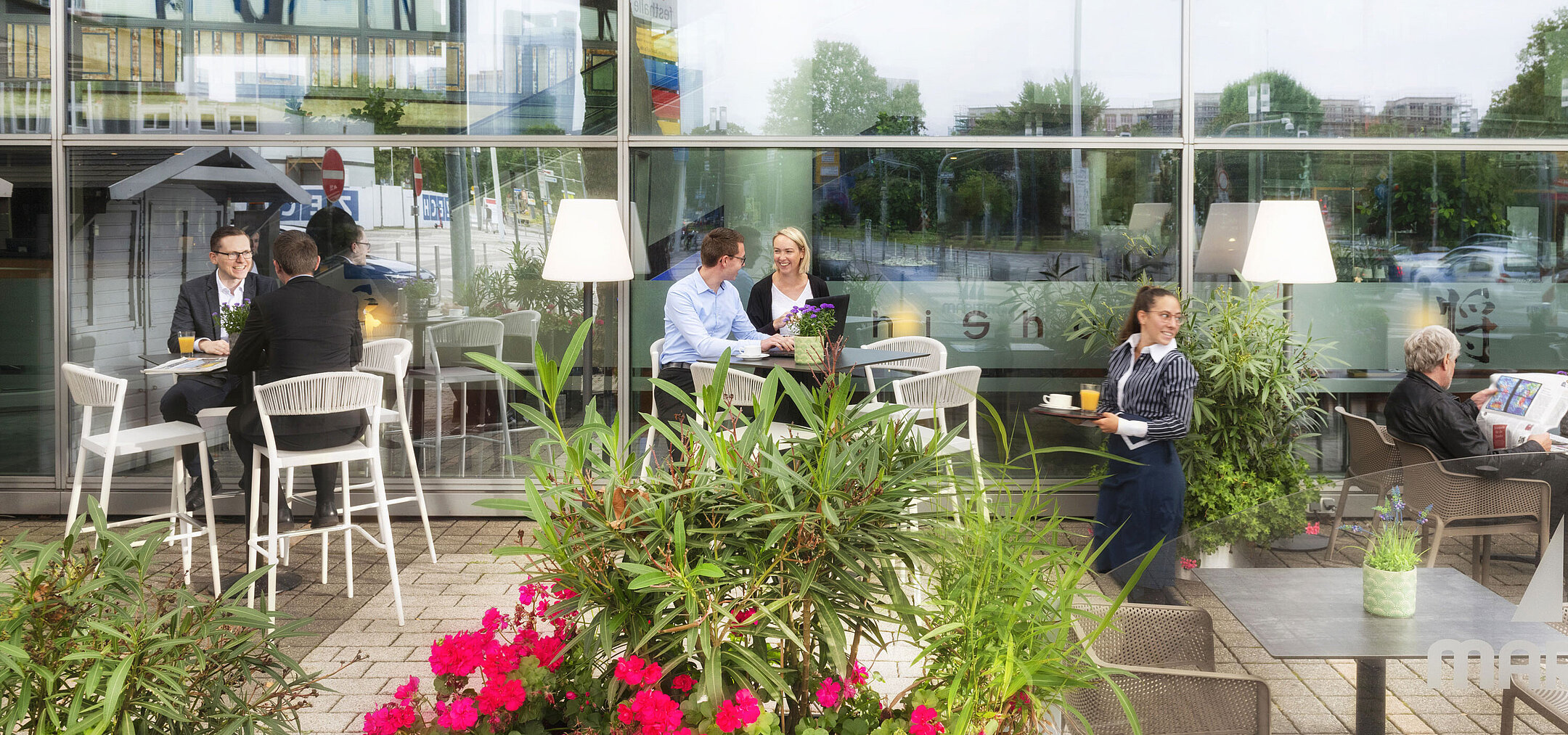 Terrasse Gäste genießen Kaffee und Gespräche auf der Terrasse des Maritim Hotel Frankfurt mit Blick auf die Stadt.
