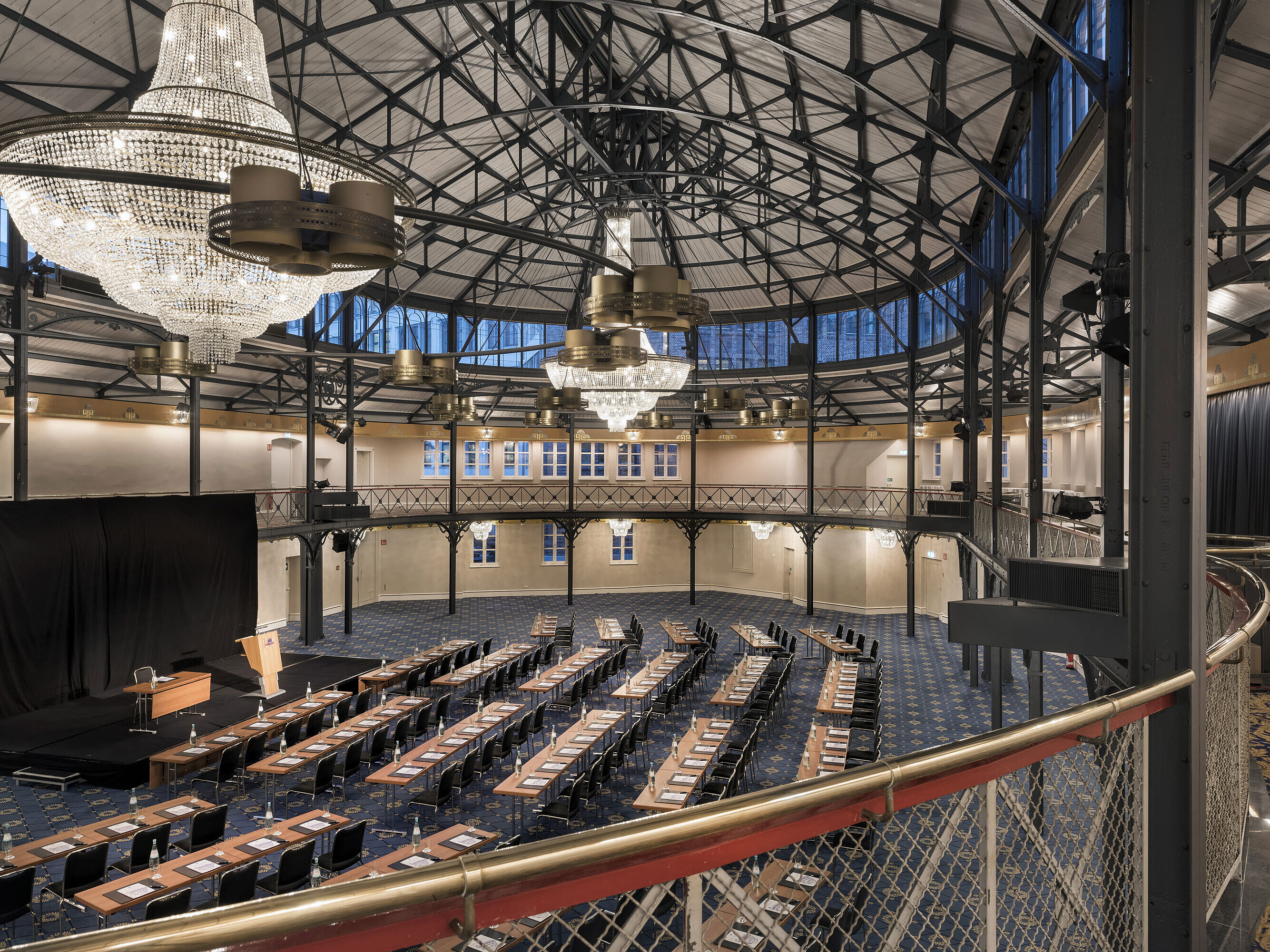 Alte Stuttgarter Reithalle Historische Reithalle mit Bühne, Kronleuchtern und Reihenbestuhlung im Maritim Hotel Stuttgart