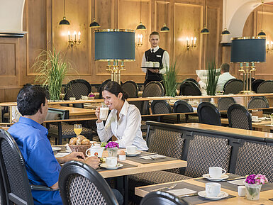 Restaurant "Rôtisserie" Gäste genießen das Frühstücksbuffet im Restaurant "Rôtisserie" des Maritim Hotel Bonn mit frisch zubereiteten Speisen.