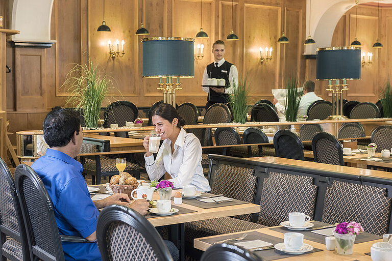 Restaurant "Rôtisserie" Gäste genießen das Frühstücksbuffet im Restaurant "Rôtisserie" des Maritim Hotel Bonn mit frisch zubereiteten Speisen.