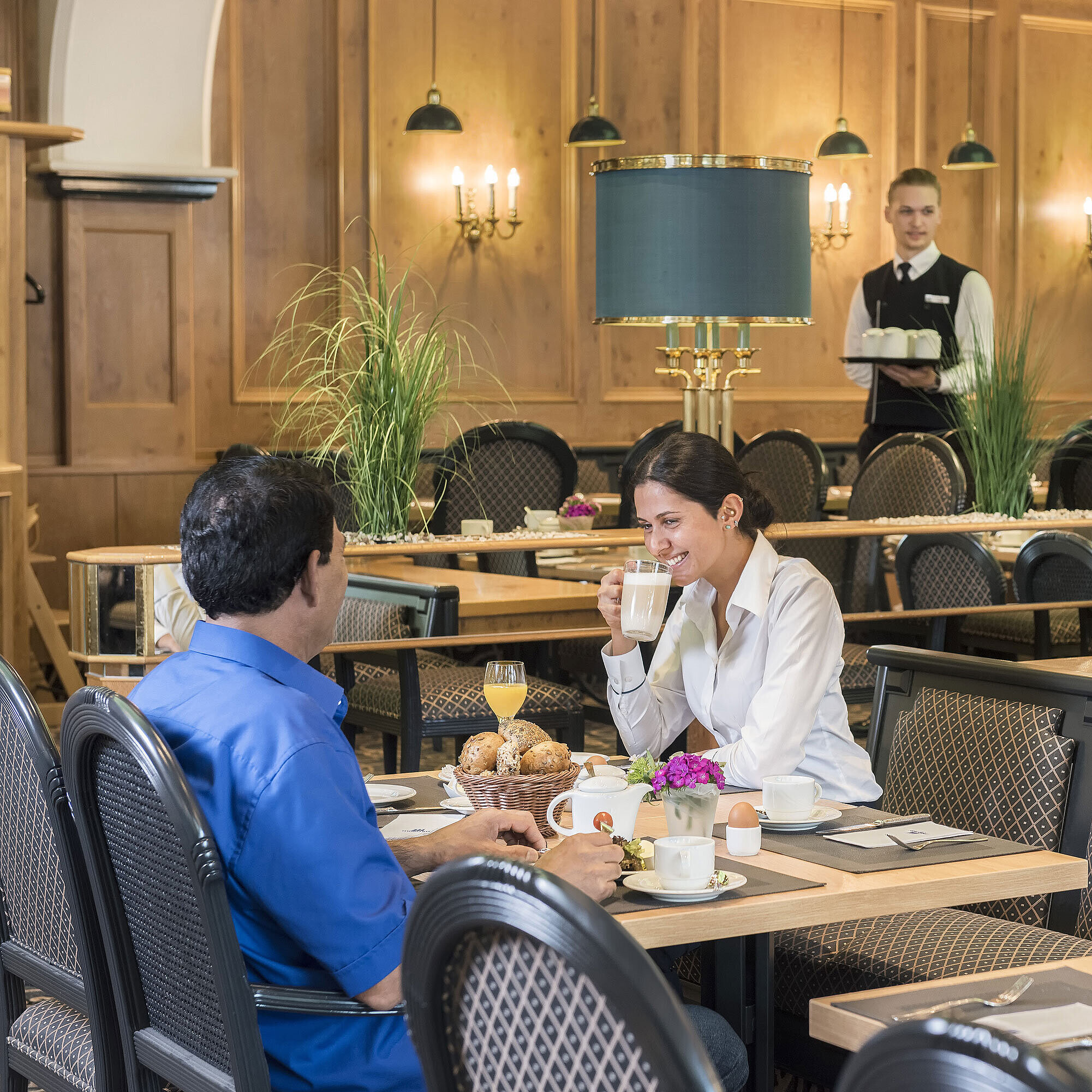 Restaurant "Rôtisserie" Gäste genießen das Frühstücksbuffet im Restaurant "Rôtisserie" des Maritim Hotel Bonn mit frisch zubereiteten Speisen.