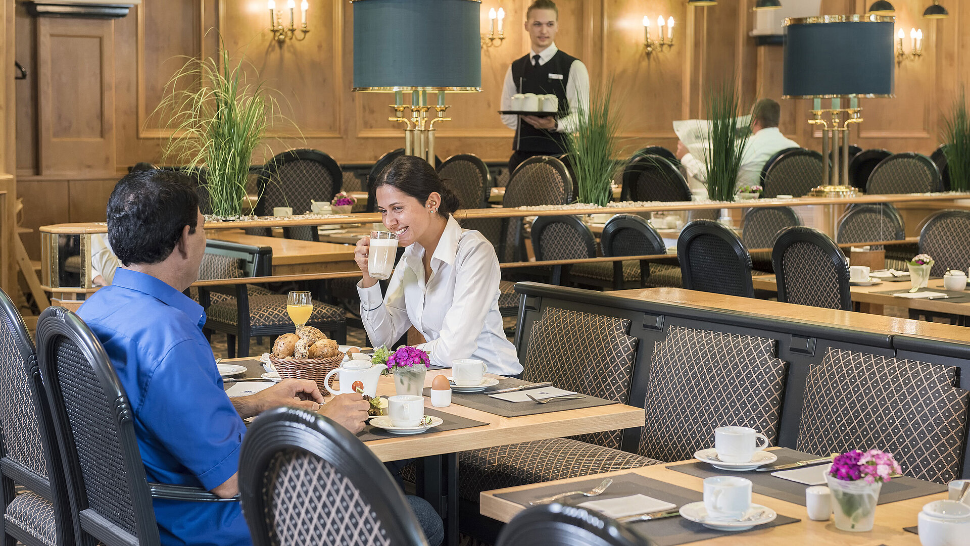 Restaurant "Rôtisserie" Gäste genießen das Frühstücksbuffet im Restaurant "Rôtisserie" des Maritim Hotel Bonn mit frisch zubereiteten Speisen.