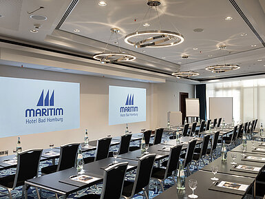 Salon Louise Moderner Tagungsraum im Maritim Hotel Bad Homburg mit Bestuhlung und Projektion.