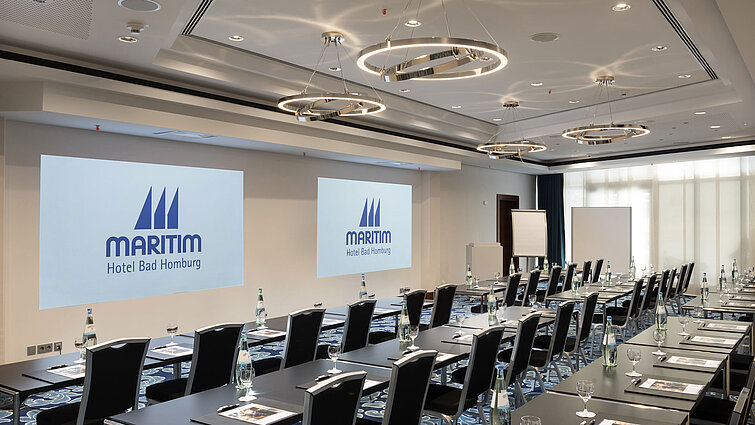Salon Louise Moderner Tagungsraum im Maritim Hotel Bad Homburg mit Bestuhlung und Projektion.